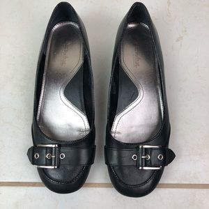 What’s What Aerosoles buckle leather flat black 9M